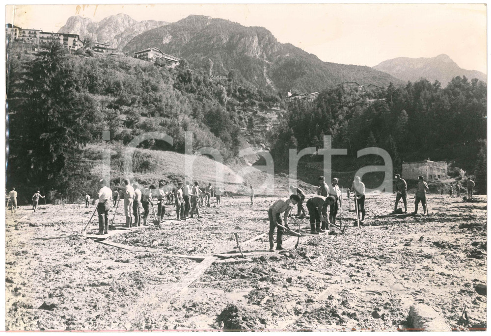 1985 TESERO Disastro VAL DI STAVA Volontari al lavoro MINIERA PRESTAVEL Foto 2 Fotografia d'epoca.  CONDIZIONI:POOR/danneggiato Piegatura all'angolo superiore sinistro, macchie al margine superiore, lieve piegatura centraleFORMATO: 30x20 cm originale e autentica 1