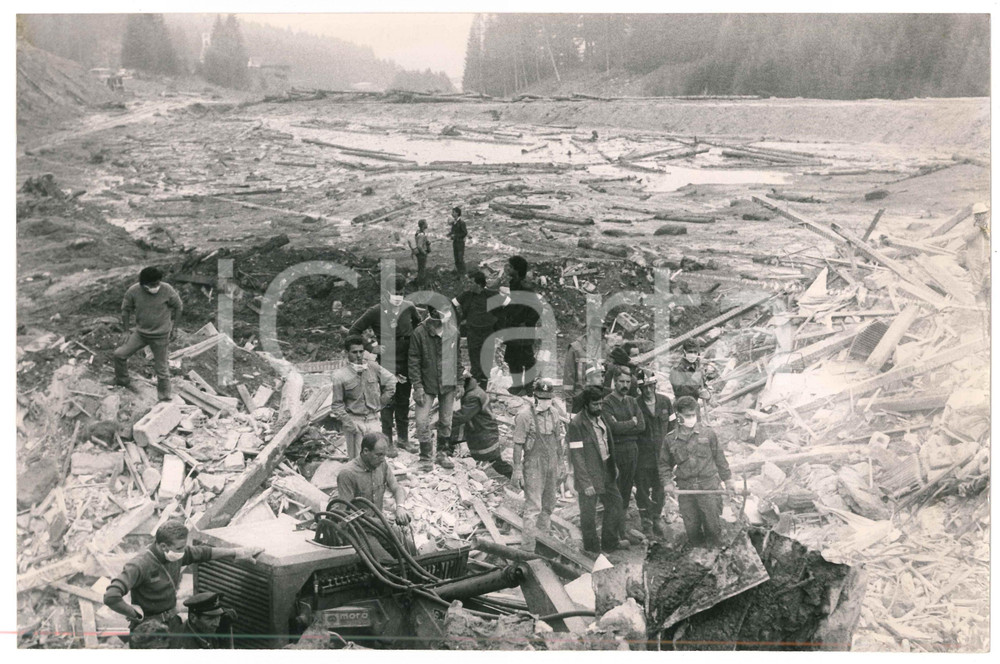 1985 TESERO Disastro VAL DI STAVA Volontari al lavoro MINIERA PRESTAVEL Foto 3 Fotografia d'epoca.  CONDIZIONI:FAIR/discreto Smussature agli angoliFORMATO: 30x20 cm originale e autentica 1