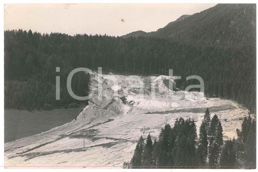 1985 TESERO Disastro VAL DI STAVA Frana della Miniera PRESTAVEL Foto (2) Fotografia d'epoca.  CONDIZIONI:POOR/danneggiato Smussature agli angoli, macchie al rectoFORMATO: 30x20 cm originale e autentica 1