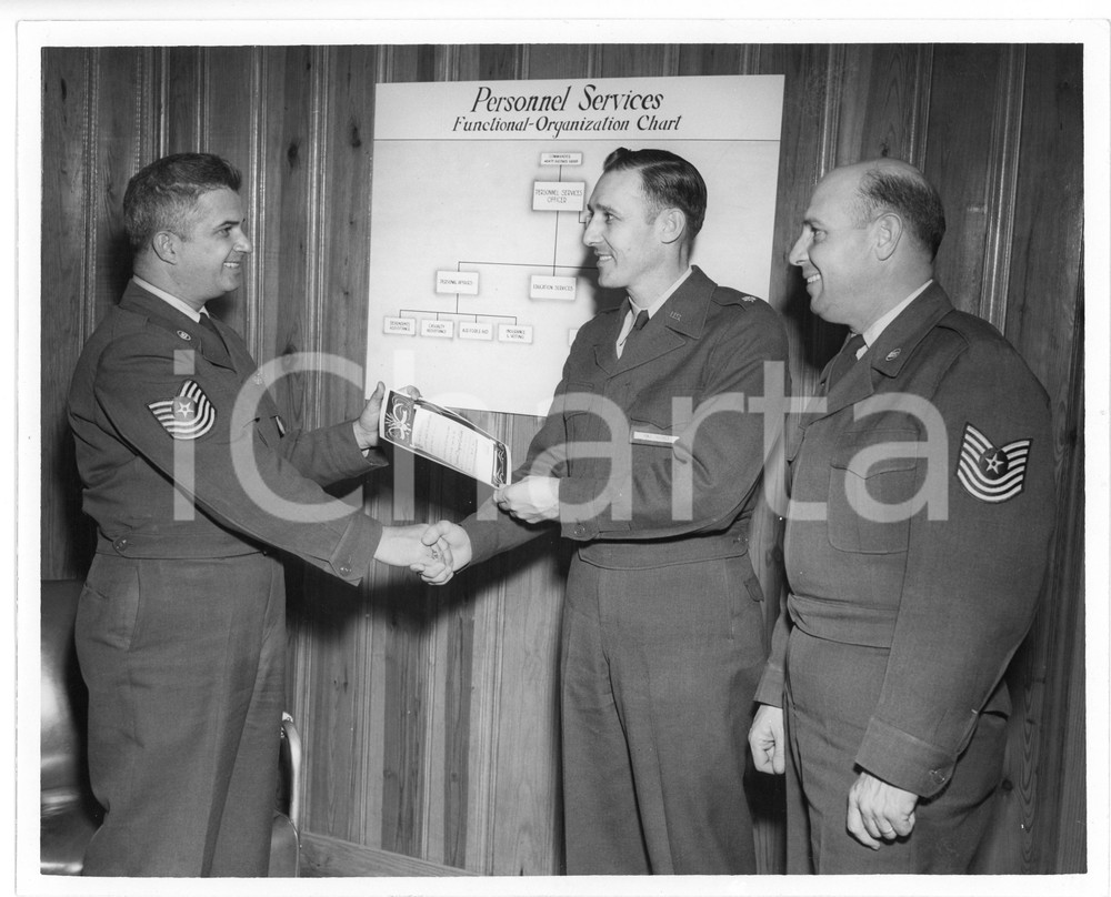 Fotografia d epoca originale 1950 ca U.S. AIR FORCE  USAF Master sergeants delivering diploma  Photo 1