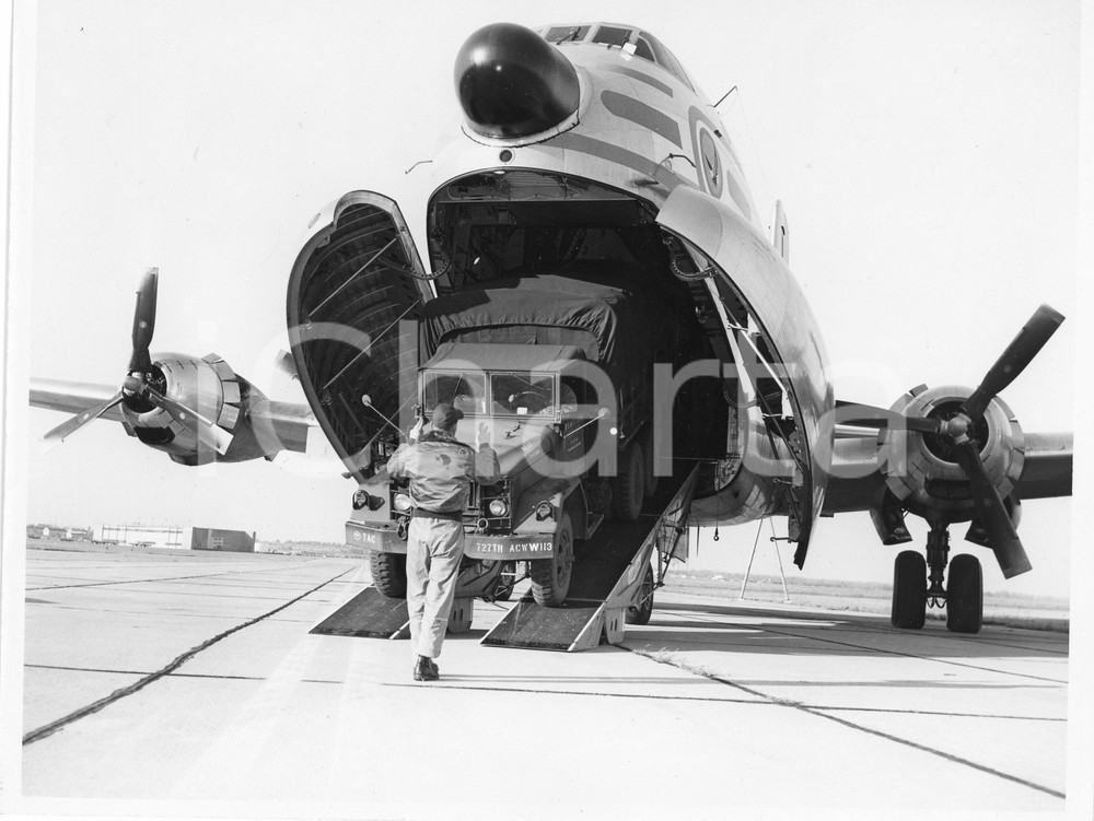 Fotografia d epoca originale 1950 ca U.S. AIR FORCE  USAF Military van loaded onto airplane  Photo 1