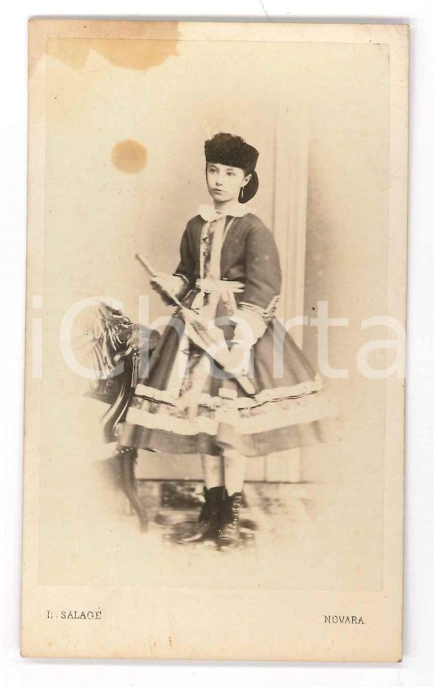 1890 ca NOVARA Fanciulla con ombrellino - Foto L. SALAGÉ - CDV  Fotografia d'epoca, montata su cartoncino.FOTOGRAFO: L. Salagé - Novara POOR/danneggiato Macchie al margine superiore Formato: CDV (6x10 cm) originale e autentica 1