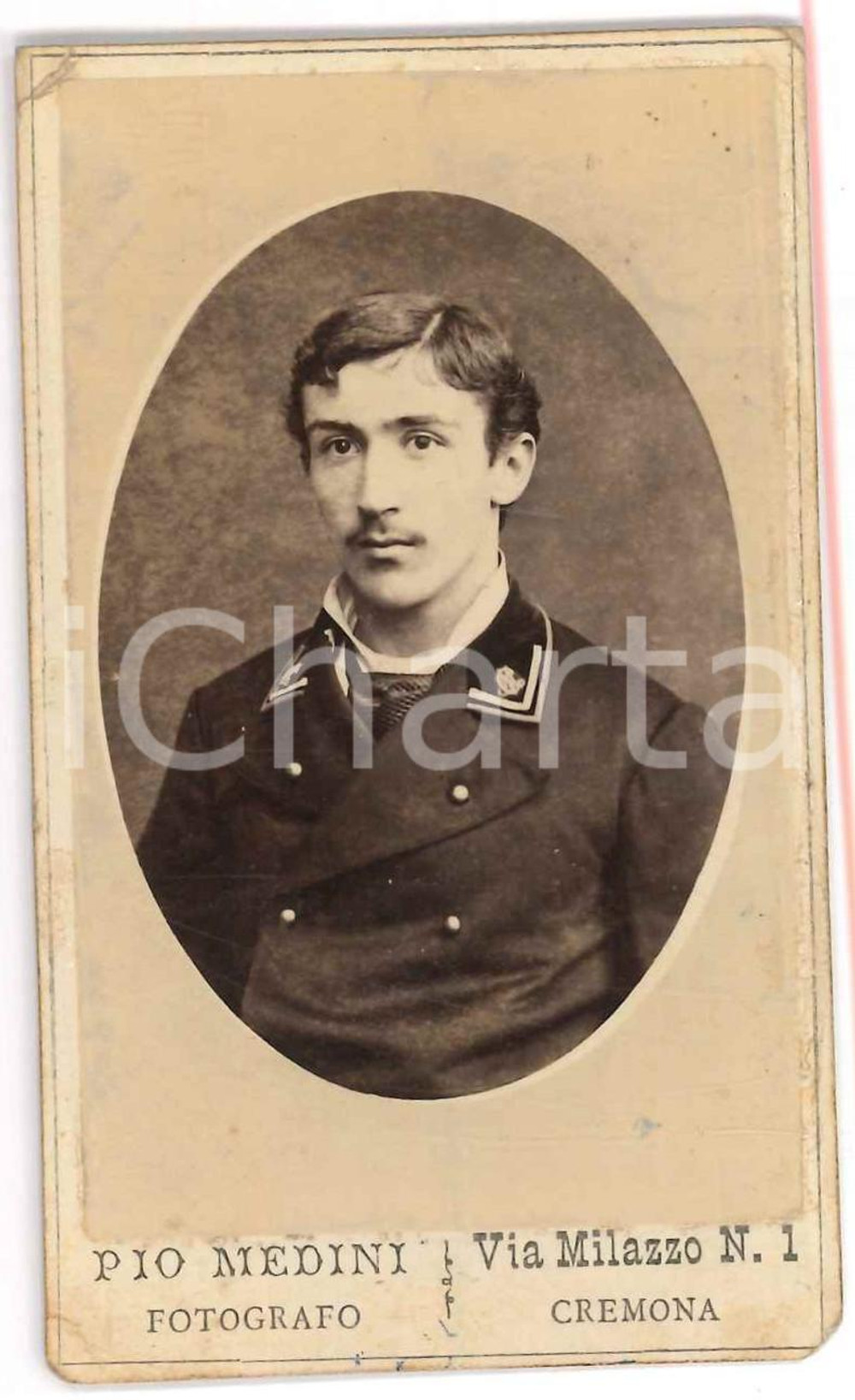1890 ca CREMONA Giovane cadetto  - Foto Pio MEDINI - CDV  Fotografia d'epoca, montata su cartoncino.FOTOGRAFO: Pio Medini - Cremona POOR/danneggiato Piegature e mancanze agli angoli, bruniture Formato: CDV (6x10 cm) originale e autentica 1