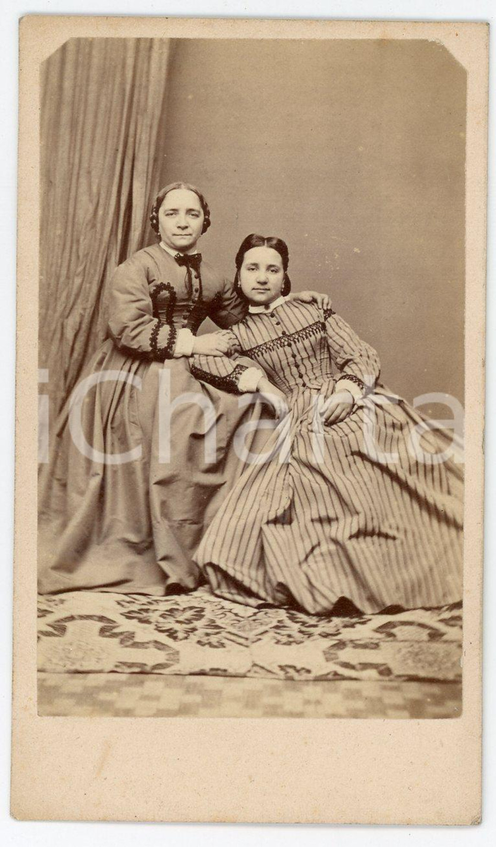 1890 ca BRESCIA Ritratto di madre e figlia  - Foto G. ALLEGRI - CDV  Fotografia d'epoca, montata su cartoncino.FOTOGRAFO: G. Allegri - Brescia FAIR/discreto Lievi bruniture Formato: CDV (6x10 cm) originale e autentica 1