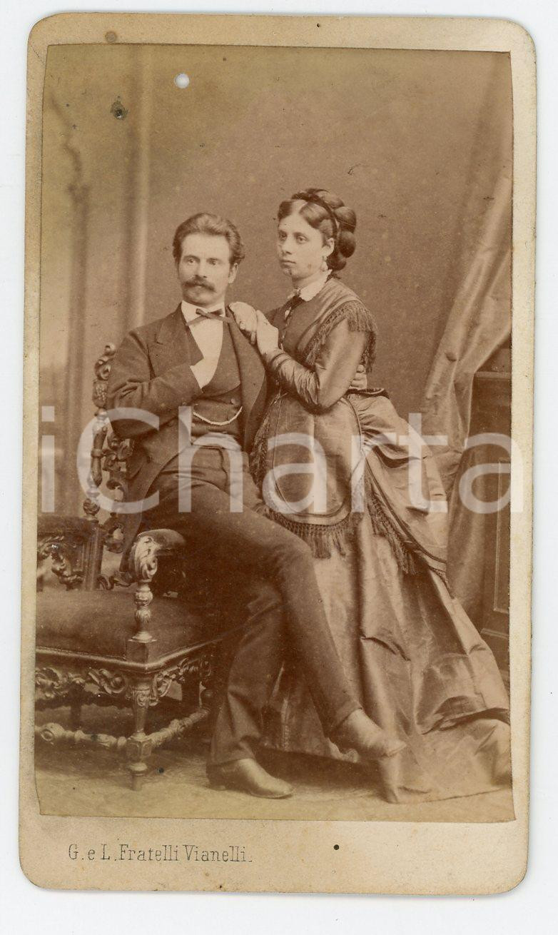 1890 ca VENEZIA Ritratto di due coniugi - Foto Giuseppe e Luigi VIANELLI - CDV  Fotografia d'epoca, montata su cartoncino.FOTOGRAFO: Fratelli Giuseppe e Luigi Vianelli - Venezia POOR/danneggiato Lievi bruniture, forellino al margine superiore Formato: CDV (6x10 cm) originale e autentica 1