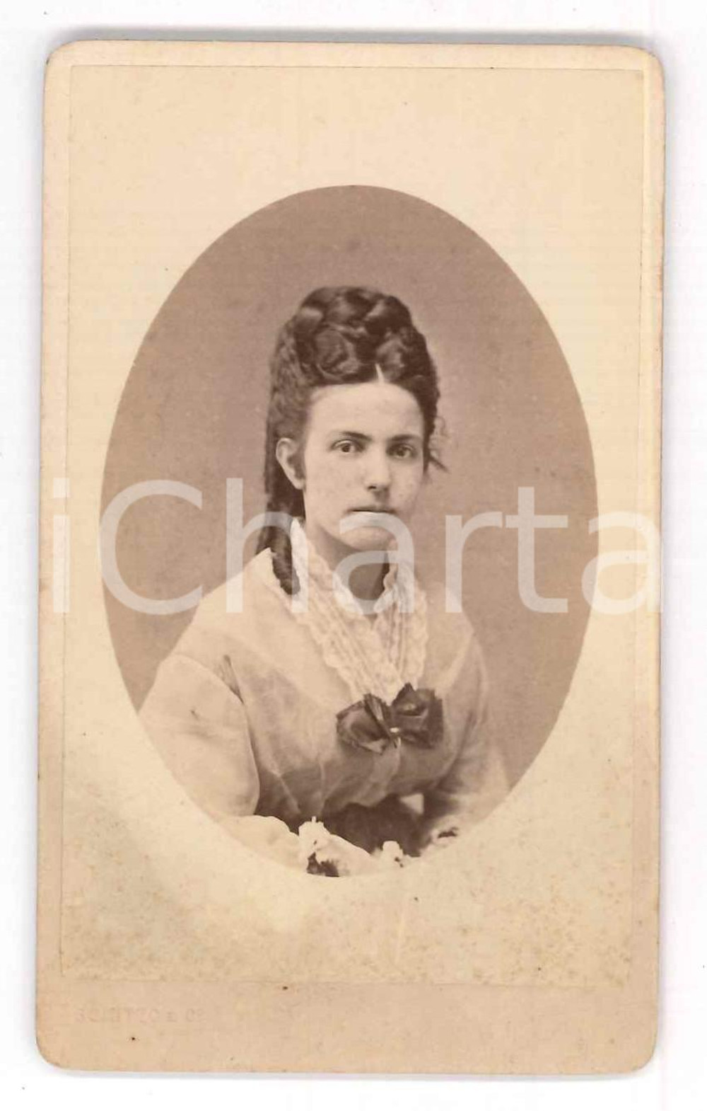 1890 ca GENOVA Ritratto di ragazza - Foto G. B. SCIUTTO - CDV  Fotografia d'epoca, montata su cartoncino.FOTOGRAFO: G. B. Sciutto - Genova FAIR/discreto Alone al margine inferiore Formato: CDV (6x10 cm) originale e autentica 1