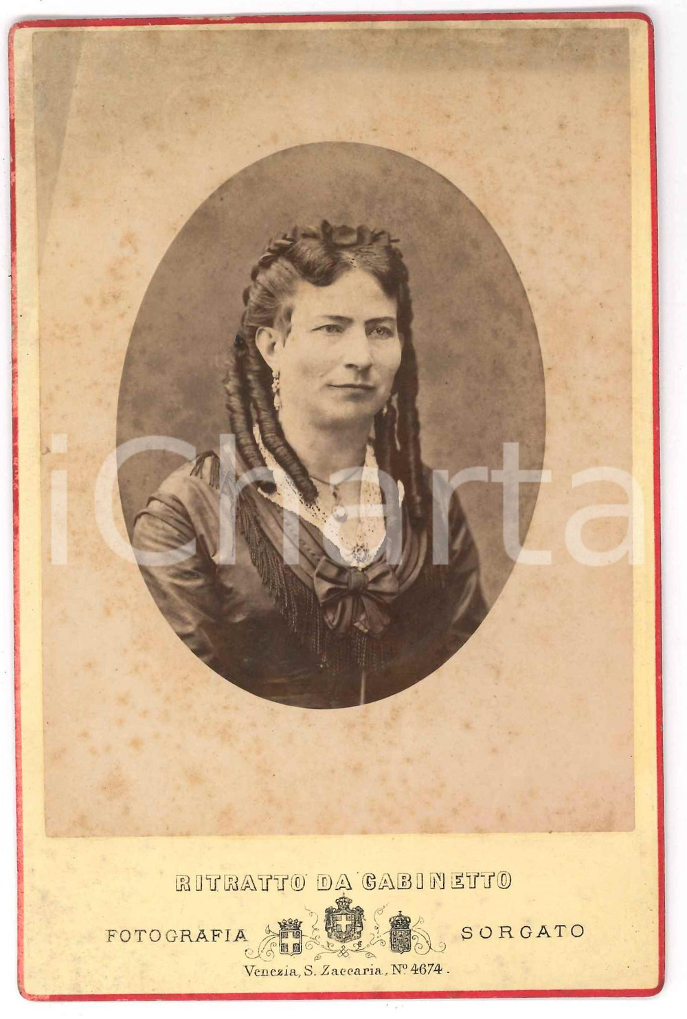 1900 ca VENEZIA Ritratto di una donna - Foto A. SORGATO 10x16 cm  Fotografia d'epoca, montata su cartoncino.FOTOGRAFO: A. Sorgato - Venezia FAIR/discreto Bruniture e aloni al recto Formato: 10x16 cm originale e autentica 1