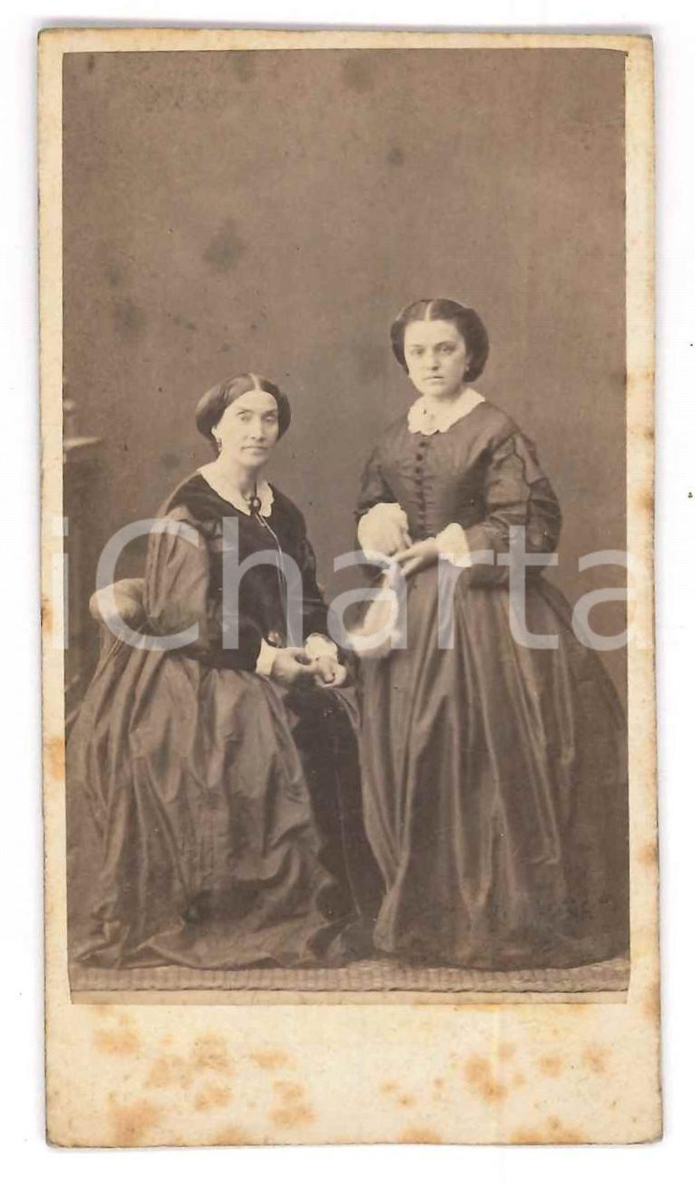 1890 ca VENEZIA Madre e figlia con ventaglio in piume - Foto A. SORGATO - CDV  Fotografia d'epoca, montata su cartoncino.FOTOGRAFO: A. Sorgato - Venezia POOR/danneggiato Bruniture diffuse Formato: CDV (6x10 cm) originale e autentica 1