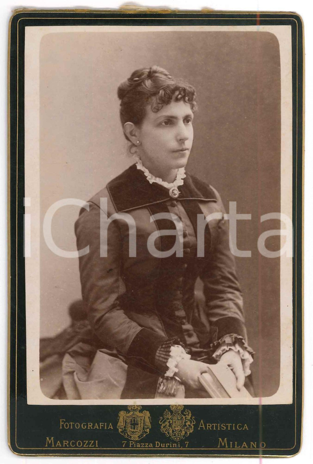 Fotografia d epoca originale 1900 ca MILANO Ritratto di ragazza con libro  Foto Carlo MARCOZZI 10x16 cm 1
