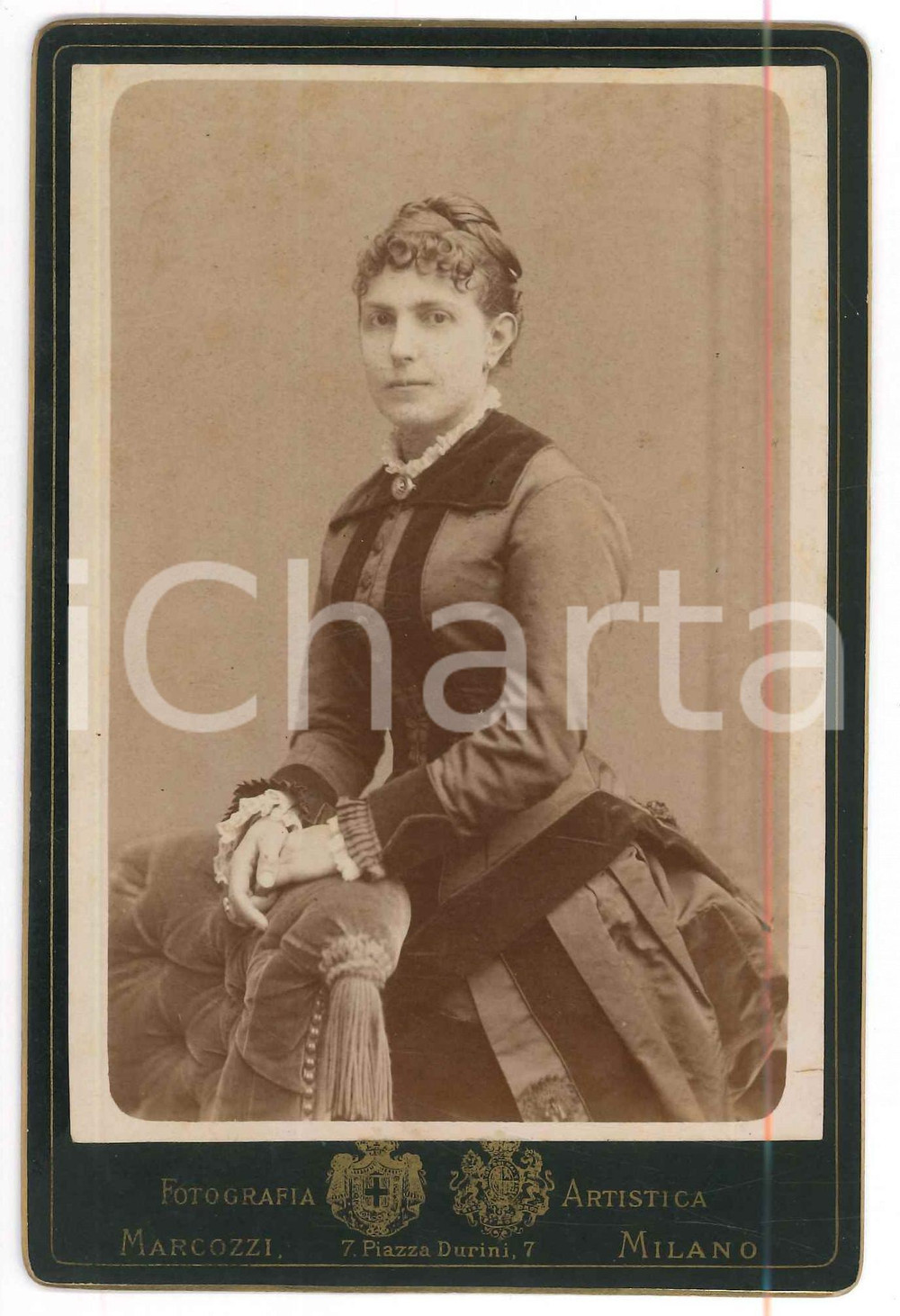 1900 ca MILANO Ritratto di ragazza con cuscino - Foto Carlo MARCOZZI 10x16 cm  Fotografia d'epoca, montata su cartoncino.FOTOGRAFO: Carlo Marcozzi - Milano FAIR/discreto residuo di incollatura al verso Formato: 10x16 cm originale e autentica 1