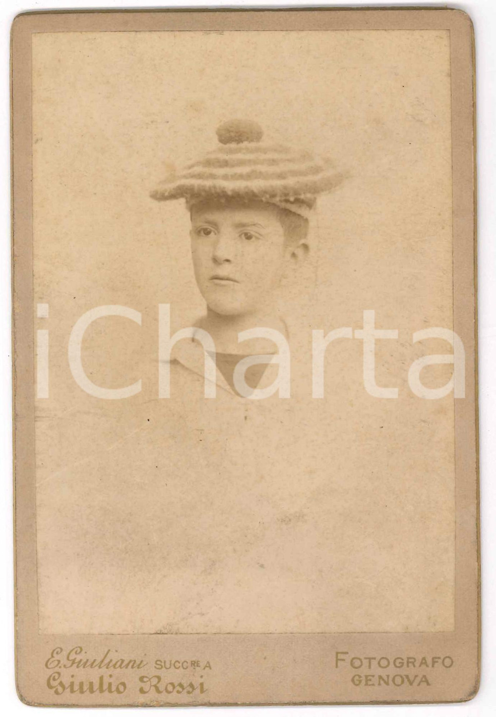 1900 ca GENOVA Giovane pescatore con camugin - Foto E. GIULIANI 10x16 cm  Fotografia d'epoca, montata su cartoncino.FOTOGRAFO: E. Giuliani - Genova FAIR/discreto Lievi bruniture Formato: 10x16 cm originale e autentica 1