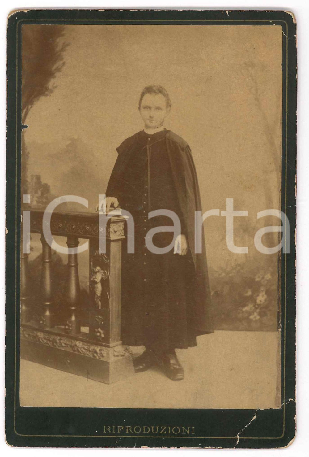 1900 ca BRESCIA Ritratto di un sacerdote - Foto OGLIARI 10x16 cm  Fotografia d'epoca, montata su cartoncino.FOTOGRAFO: Ogliari - Brescia VERY POOR/gravemente danneggiato Profonda piegatura all'angolo inferiore destro, lievi abrasioni ai margini Formato: 10x16 cm originale e autentica 1