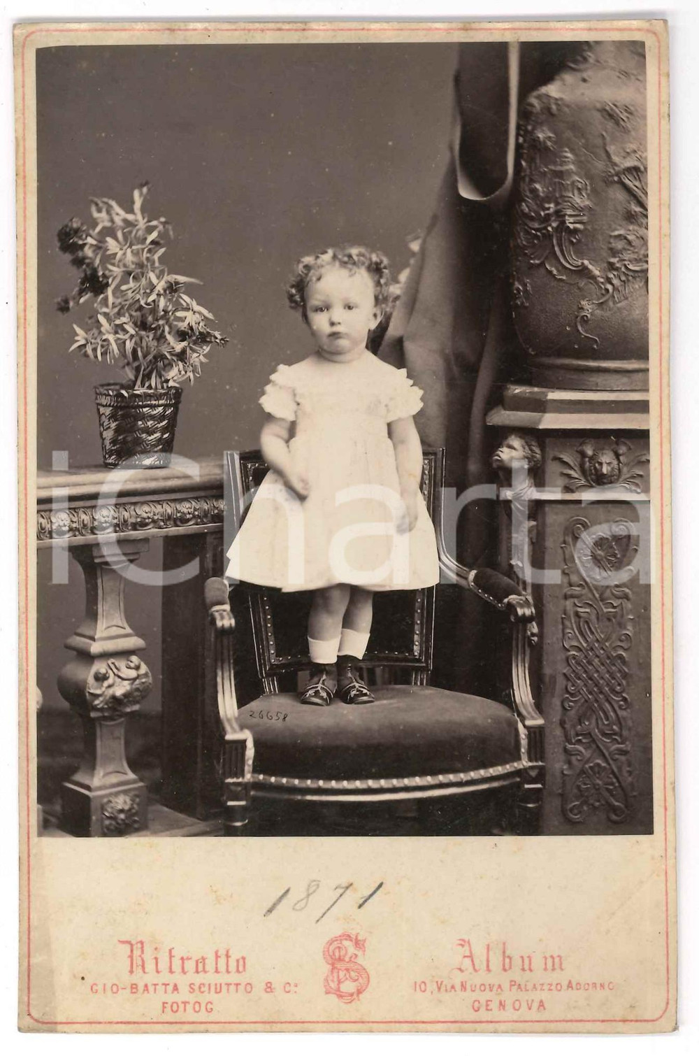 1871 GENOVA Ritratto di bambina con vaso di fiori - Foto G. B. SCIUTTO 10x16  Fotografia d'epoca.FOTOGRAFO: G. B. Sciutto - Genova FAIR/discreto Lievi bruniture, piegatura all'angolo inferiore destro Formato: 10x16 cm originale e autentica 1