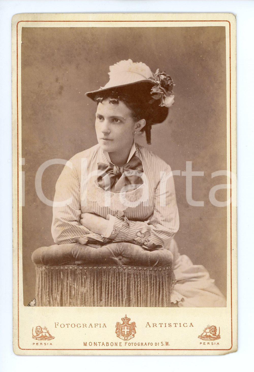 1900 ca MILANO Ritratto femminile - Foto MONTABONE 10x16 cm  Fotografia d'epoca.FOTOGRAFO: Montabone - Milano FAIR/discreto Lieve smussatura all'angolo inferiore destro Formato: 10x16 cm originale e autentica 1