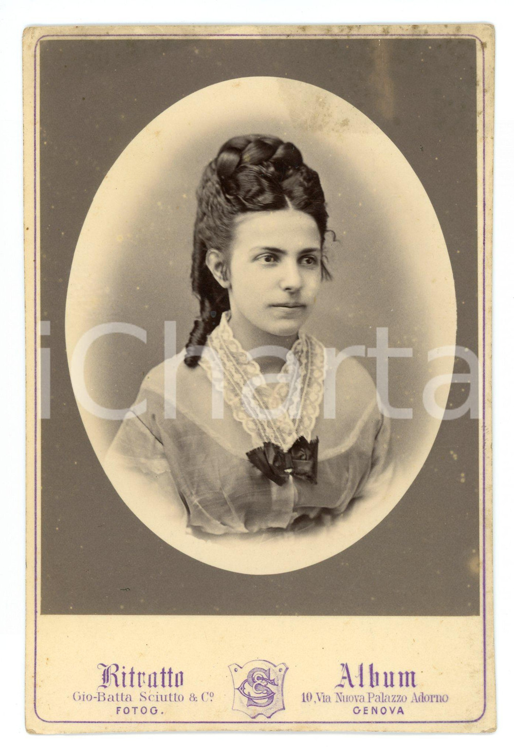1900 ca GENOVA Ritratto femminile - Foto G. B. SCIUTTO 10x16 cm  Fotografia d'epoca.FOTOGRAFO: G. B. Sciutto - Genova FAIR/discreto Piegatura al margine superiore, aloni Formato: 10x16 cm originale e autentica 1