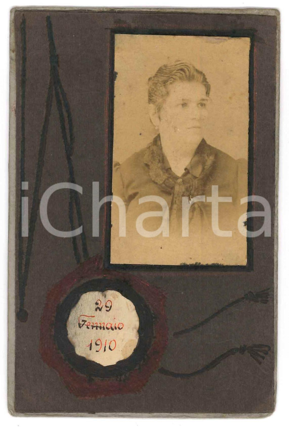 1910 REGGIO EMILIA Ritratto di Carolina CARRA' - Fotografia 9x14 cm Fotografia originale d'epoca, su cartoncino decorato e recante la data di morte. La fotografia della donna era stata montata su cartolina postale dal figlio Giacomo in occasione del 5° anniversario della scomparsa, come si legge nella didascalia posta al verso. FAIR/discreto piccole gualciture marginali Formato: 9x14 cm originale e autentica 1