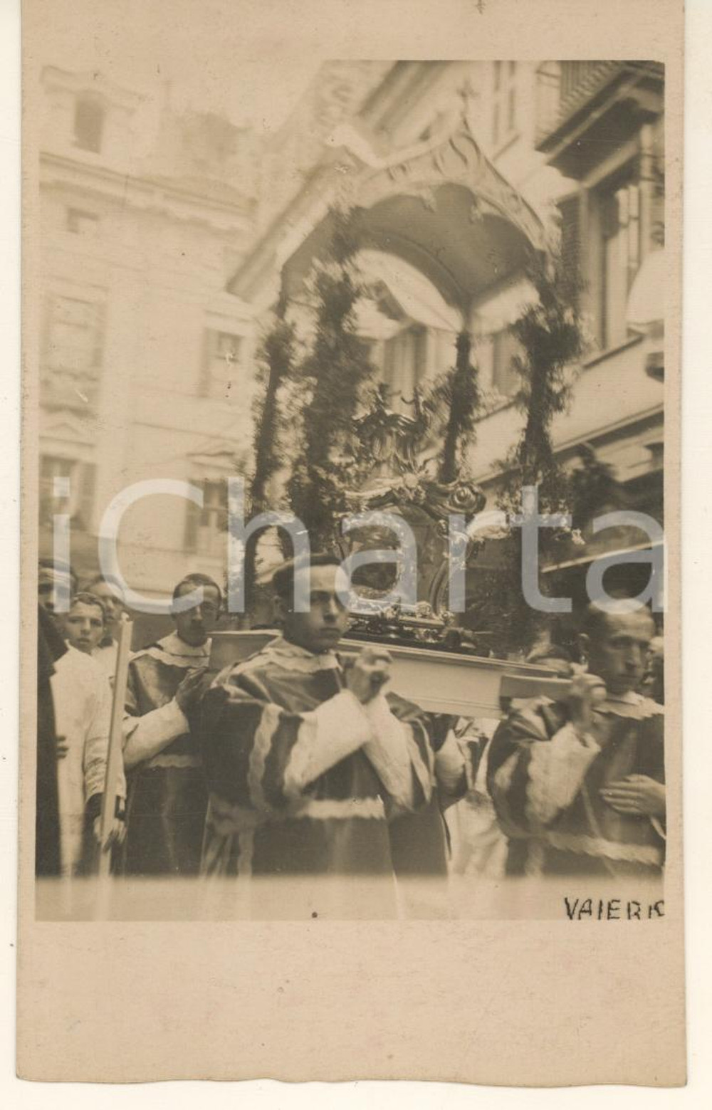 1937 BIELLA Processione con il teschio di S. Luigi - Foto cartolina Fotografia originale d'epoca, in formato cartolina postale. FAIR/discreto margini rifilati Formato: 14x9 cm originale e autentica 1