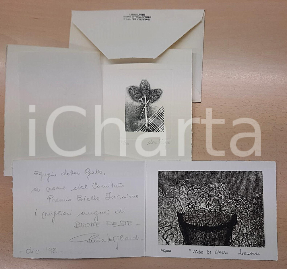 1998 Premio Internazionale BIELLA per l'incisione - Biglietti Lorena BOVERI Lotto composto da due biglietti originali, realizzati per il Premio Biella Incisione del 1998, con messaggio autografo di Lucia Migliardi .Vi sono un'incisione di Lorena Boveri ("Vaso di lana" 86/100) e una di un altro artista. GOOD/buono  Formato: 16x11 cm originale e autentica 1