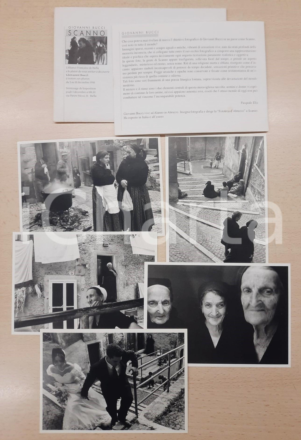 1998 BIELLA Mostra Giovanni BUCCI "Scanno" - Invito con 5 fotocartoline Invito originale d'epoca, corredato da 5 fotografie in formato cartoline, che ritraggono le foto presenti in mostra.Busta illustrata. GOOD/buono  Formato: 16x11 cm originale e autentica 1