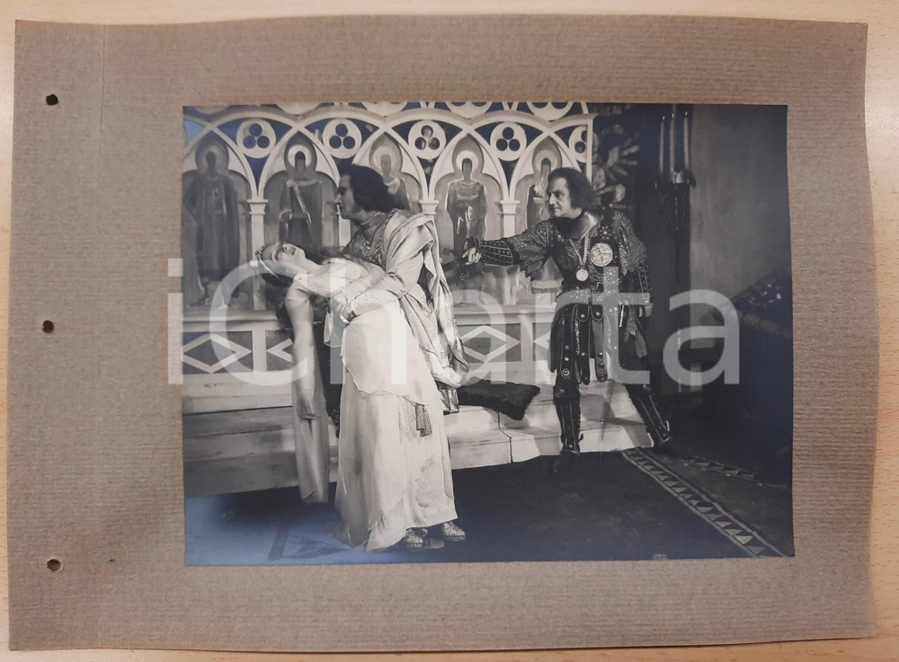 1938 ROMA - TEATRO "Francesca da Rimini" Andreina PAGNANI Sandro RUFFINI Foto Fotografia d'epoca, montata su cartoncino morbido.Nella fotografia compare inoltre Sandro Ruffini.La fotografia è stata realizzata in occasione dell'inaugurazione ufficiale dell'anno teatrale 1938-1939 del Teatro Argentina di Roma.  FAIR/discreto Ondulature alle pagine, lievi aloni nella foto, fori da classificatore al margine sinistro Formato: 23x17 cm (foto) / 33x24 cm (cartoncino) originale e autentica 1