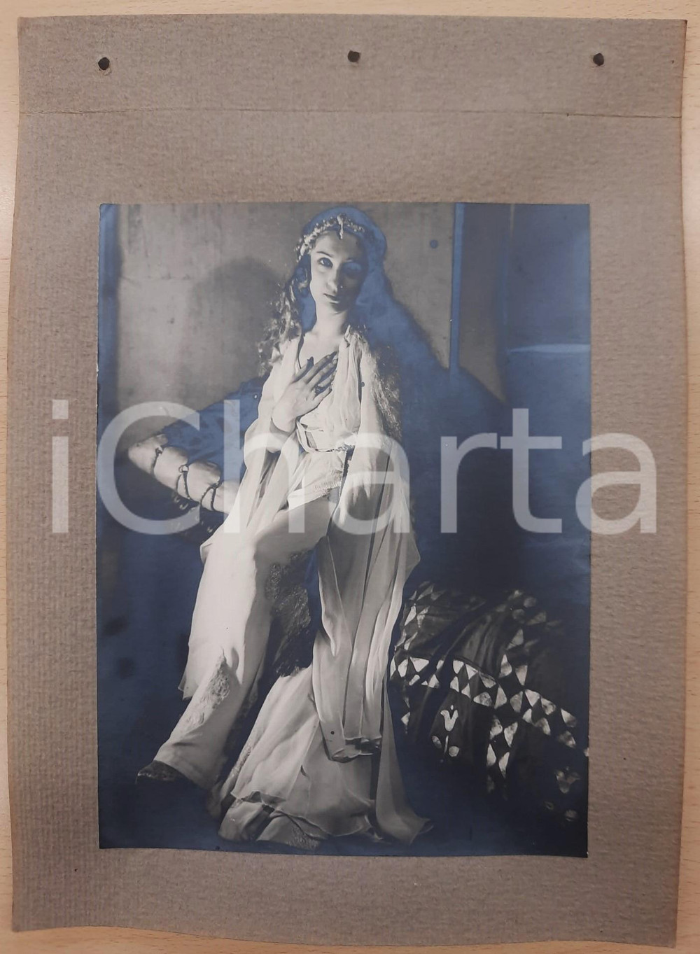 1938 ROMA - TEATRO "Francesca da Rimini" Andreina PAGNANI Foto Fotografia d'epoca, montata su cartoncino morbido.La fotografia è stata realizzata in occasione dell'inaugurazione ufficiale dell'anno teatrale 1938-1939 del Teatro Argentina di Roma. FAIR/discreto Ondulature alle pagine, lievi aloni nella foto, fori da classificatore al margine sinistro Formato: 23x17 cm (foto) / 33x24 cm (cartoncino) originale e autentica 1