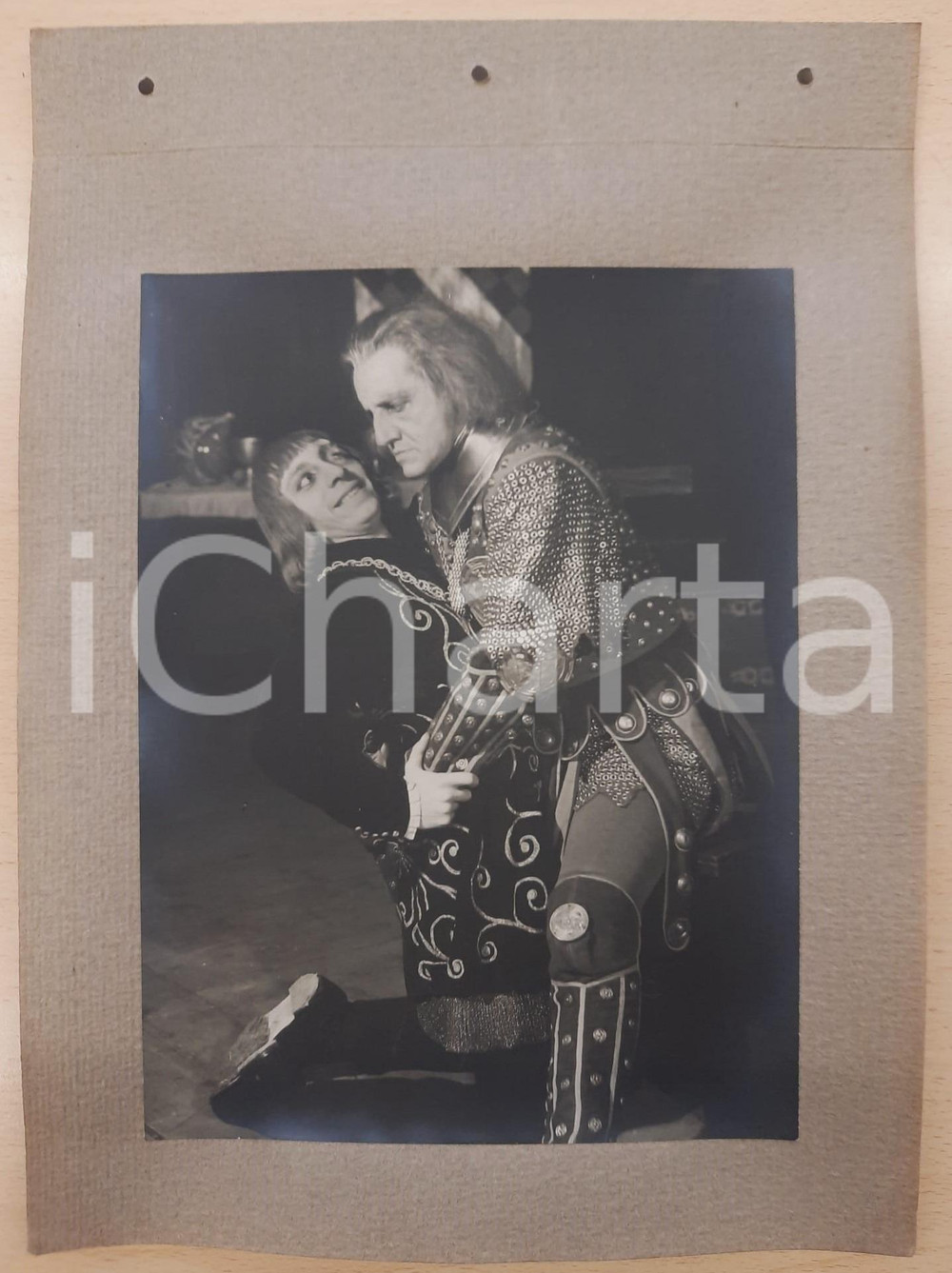 1938 ROMA - TEATRO "Francesca da Rimini" Aroldo TIERI Sandro RUFFINI Foto Fotografia d'epoca, montata su cartoncino morbido.La fotografia è stata realizzata in occasione dell'inaugurazione ufficiale dell'anno teatrale 1938-1939 del Teatro Argentina di Roma. FAIR/discreto Ondulature alle pagine, lievi aloni nella foto, fori da classificatore al margine sinistro Formato: 23x17 cm (foto) / 33x24 cm (cartoncino) originale e autentica 1