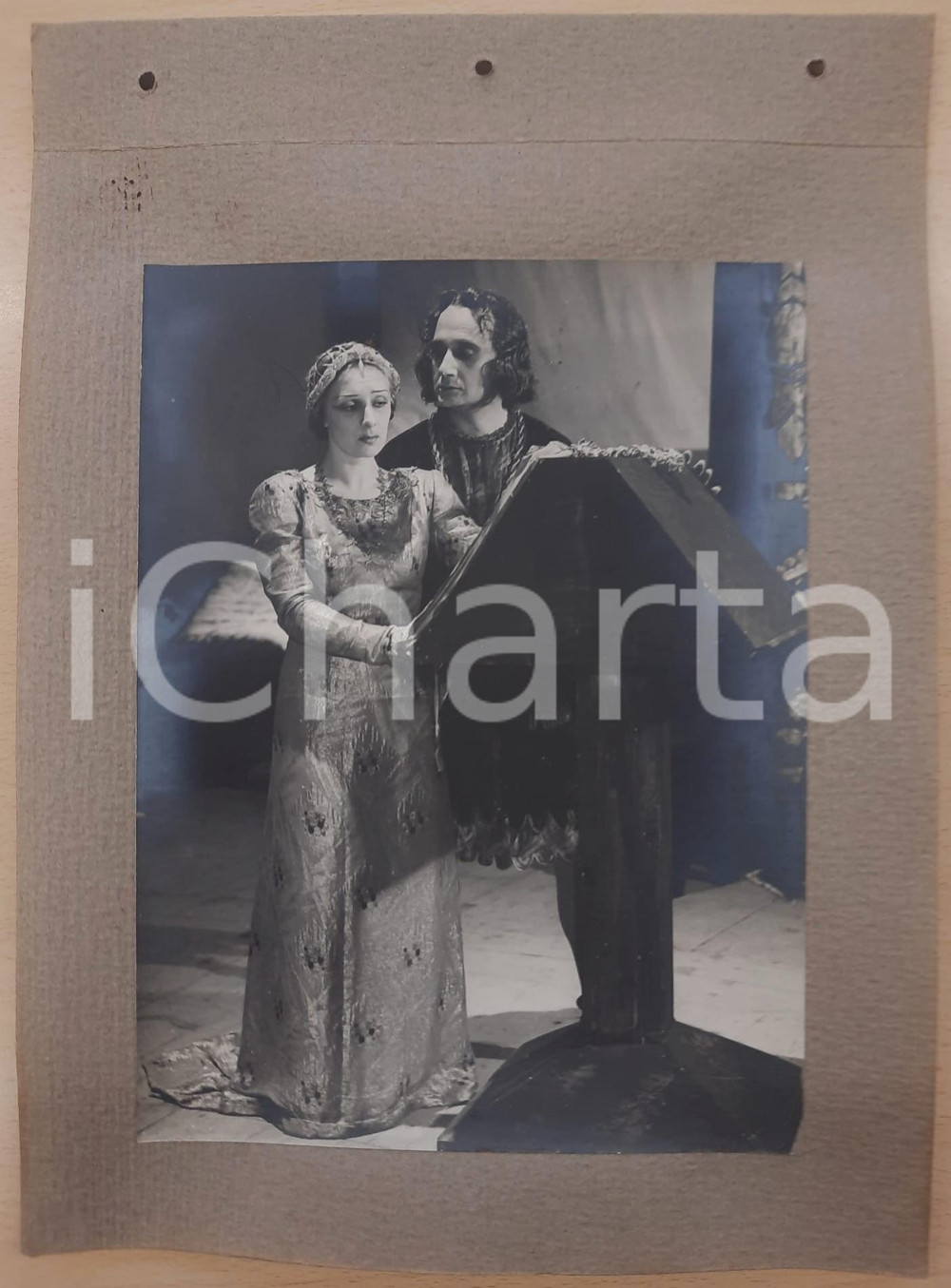 1938 ROMA - TEATRO "Francesca da Rimini" Andreina PAGNANI Filippo SCELZO Foto Fotografia d'epoca, montata su cartoncino morbido.La fotografia è stata realizzata in occasione dell'inaugurazione ufficiale dell'anno teatrale 1938-1939 del Teatro Argentina di Roma. FAIR/discreto Ondulature alle pagine, lievi aloni nella foto, fori da classificatore al margine sinistro Formato: 23x17 cm (foto) / 33x24 cm (cartoncino) originale e autentica 1