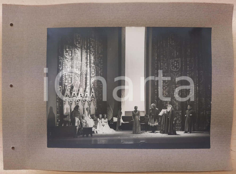 1938 ROMA - TEATRO "Francesca da Rimini" Andreina PAGNANI Filippo SCELZO Foto 1 Fotografia d'epoca, montata su cartoncino morbido.La fotografia è stata realizzata in occasione dell'inaugurazione ufficiale dell'anno teatrale 1938-1939 del Teatro Argentina di Roma. FAIR/discreto Ondulature alle pagine, lievi aloni nella foto, fori da classificatore al margine sinistro Formato: 23x17 cm (foto) / 33x24 cm (cartoncino) originale e autentica 1