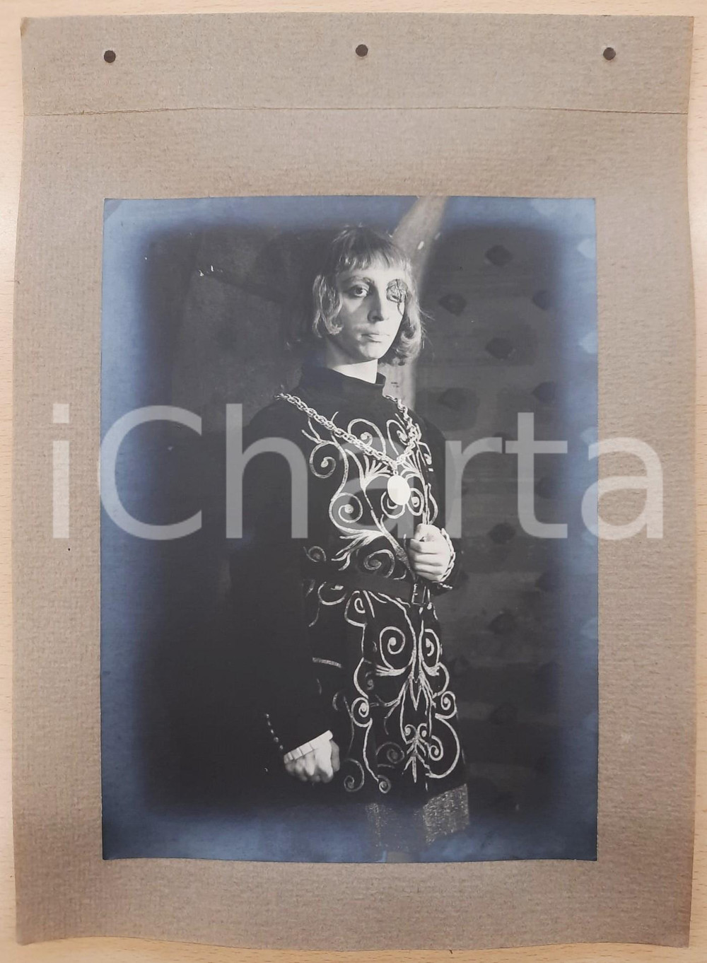 1938 ROMA - TEATRO "Francesca da Rimini" Aroldo TIERI Foto Fotografia d'epoca, montata su cartoncino morbido.La fotografia è stata realizzata in occasione dell'inaugurazione ufficiale dell'anno teatrale 1938-1939 del Teatro Argentina di Roma. FAIR/discreto Ondulature alle pagine, lievi aloni nella foto, fori da classificatore al margine sinistro Formato: 23x17 cm (foto) / 33x24 cm (cartoncino) originale e autentica 1