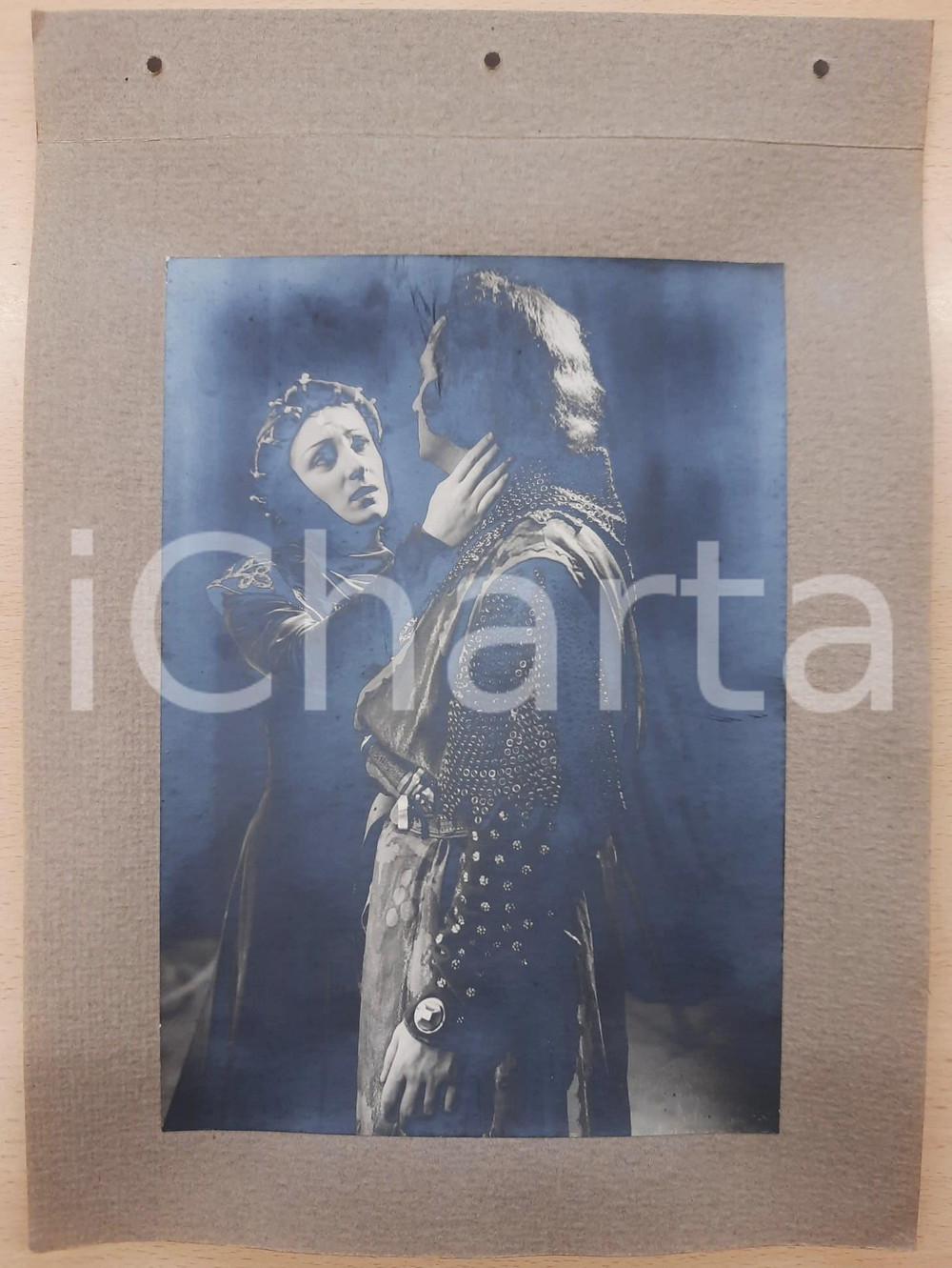 1938 ROMA - TEATRO "Francesca da Rimini" Filippo SCELZO Andreina PAGNANI Foto Fotografia d'epoca, montata su cartoncino morbido.La fotografia è stata realizzata in occasione dell'inaugurazione ufficiale dell'anno teatrale 1938-1939 del Teatro Argentina di Roma. FAIR/discreto Ondulature alle pagine, lievi aloni nella foto, fori da classificatore al margine sinistro Formato: 23x17 cm (foto) / 33x24 cm (cartoncino) originale e autentica 1