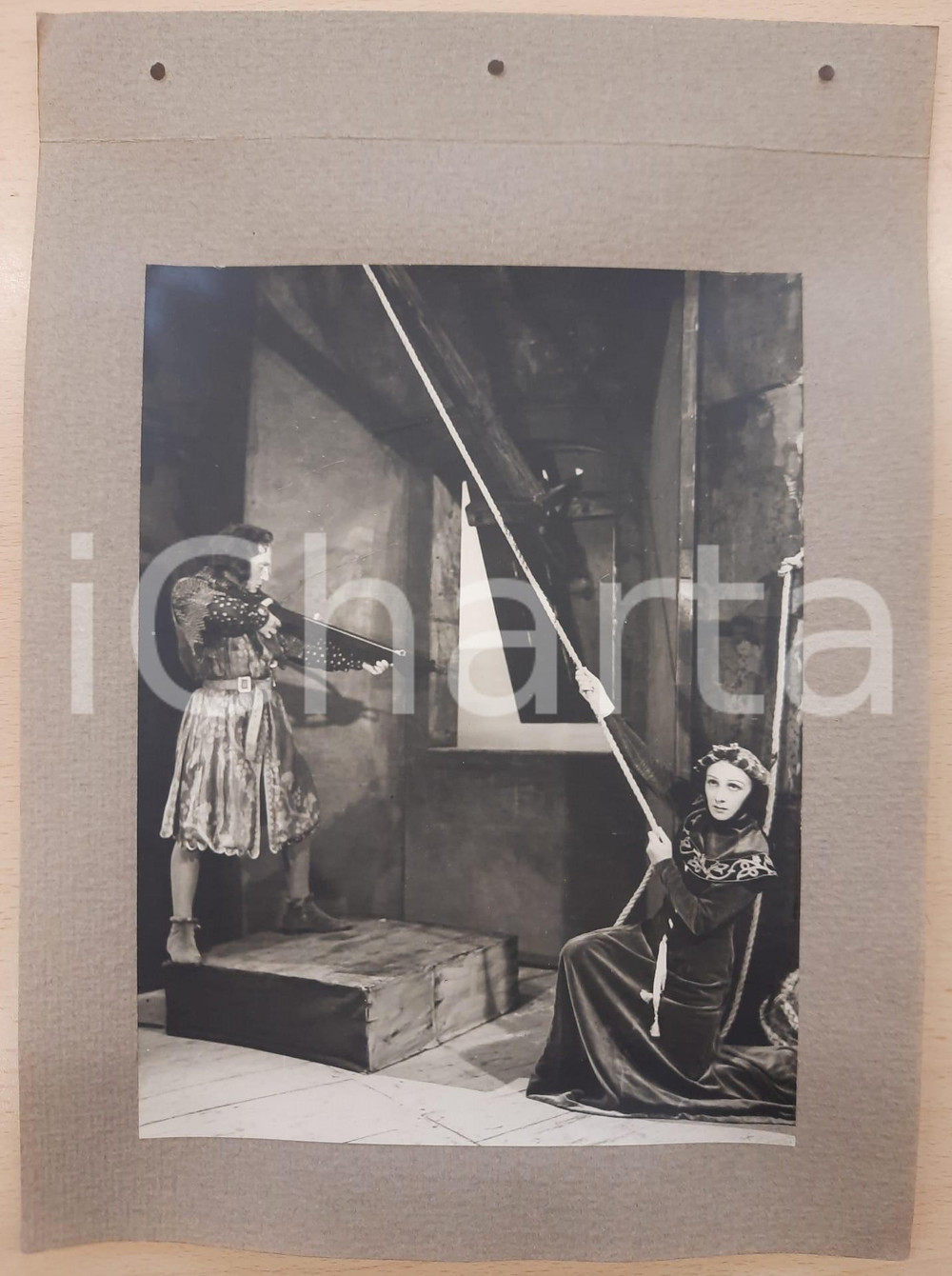 1938 ROMA - TEATRO "Francesca da Rimini" Filippo SCELZO Andreina PAGNANI Foto 1 Fotografia d'epoca, montata su cartoncino morbido.La fotografia è stata realizzata in occasione dell'inaugurazione ufficiale dell'anno teatrale 1938-1939 del Teatro Argentina di Roma. FAIR/discreto Ondulature alle pagine, lievi aloni nella foto, fori da classificatore al margine sinistro Formato: 23x17 cm (foto) / 33x24 cm (cartoncino) originale e autentica 1
