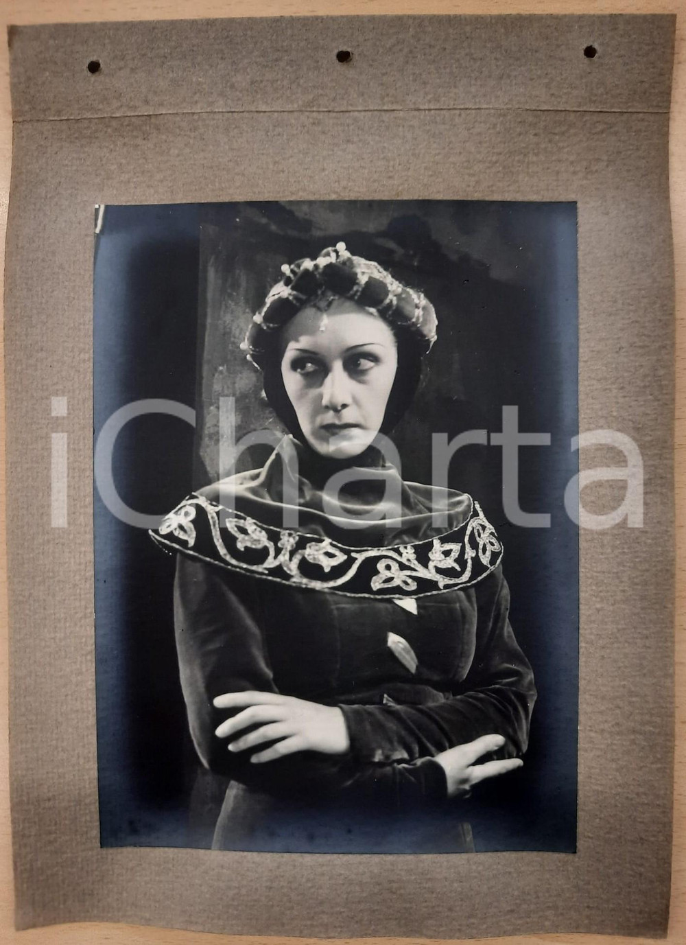 1938 ROMA - TEATRO "Francesca da Rimini" Andreina PAGNANI Foto (1) Fotografia d'epoca, montata su cartoncino morbido.La fotografia è stata realizzata in occasione dell'inaugurazione ufficiale dell'anno teatrale 1938-1939 del Teatro Argentina di Roma. FAIR/discreto Ondulature alle pagine, lievi aloni nella foto, fori da classificatore al margine sinistro Formato: 23x17 cm (foto) / 33x24 cm (cartoncino) originale e autentica 1