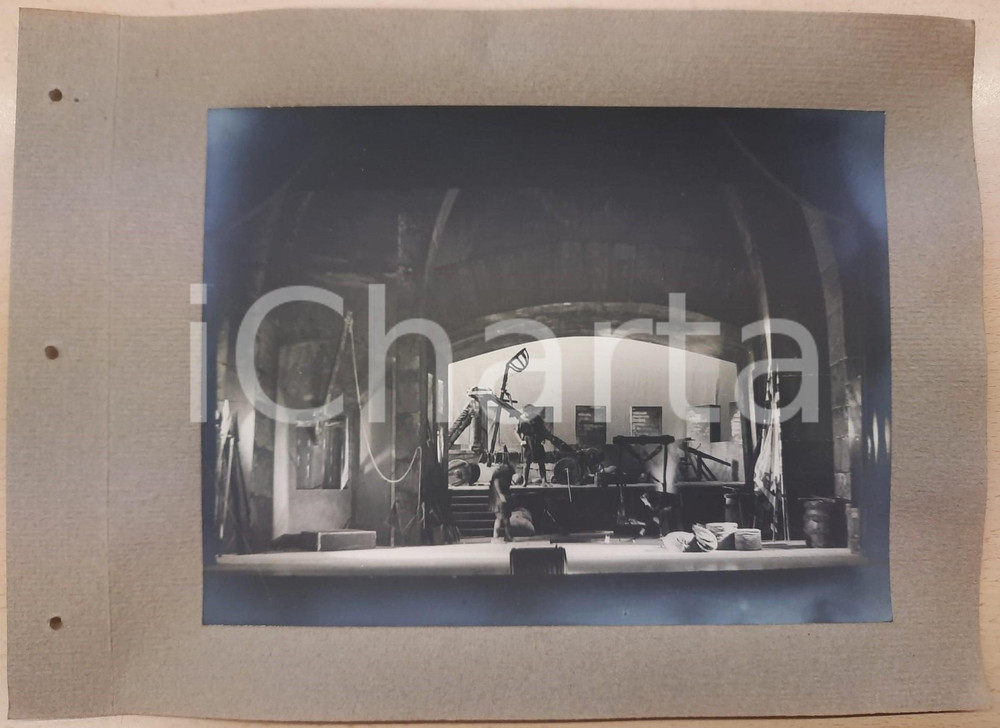 1938 ROMA - TEATRO "Francesca da Rimini" Scena dello spettacolo - Foto Fotografia d'epoca, montata su cartoncino morbido.La fotografia è stata realizzata in occasione dell'inaugurazione ufficiale dell'anno teatrale 1938-1939 del Teatro Argentina di Roma. FAIR/discreto Ondulature alle pagine, lievi aloni nella foto, fori da classificatore al margine sinistro Formato: 23x17 cm (foto) / 33x24 cm (cartoncino) originale e autentica 1