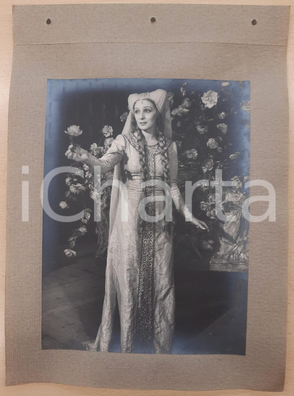 1938 ROMA - TEATRO "Francesca da Rimini" Andreina PAGNANI - Foto (2) Fotografia d'epoca, montata su cartoncino morbido.La fotografia è stata realizzata in occasione dell'inaugurazione ufficiale dell'anno teatrale 1938-1939 del Teatro Argentina di Roma. FAIR/discreto Ondulature alle pagine, lievi aloni nella foto, fori da classificatore al margine sinistro Formato: 23x17 cm (foto) / 33x24 cm (cartoncino) originale e autentica 1