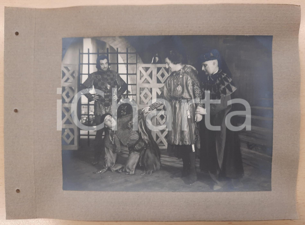 1938 ROMA - TEATRO "Francesca da Rimini" Carlo NINCHI Salvo RANDONE Foto Fotografia d'epoca, montata su cartoncino morbido.La fotografia è stata realizzata in occasione dell'inaugurazione ufficiale dell'anno teatrale 1938-1939 del Teatro Argentina di Roma. FAIR/discreto Ondulature alle pagine, lievi aloni nella foto, fori da classificatore al margine sinistro Formato: 23x17 cm (foto) / 33x24 cm (cartoncino) originale e autentica 1