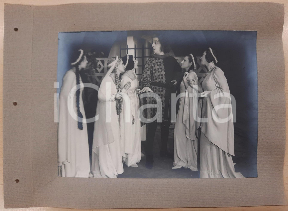 1938 ROMA - TEATRO "Francesca da Rimini" - Scena del primo atto - Foto Fotografia d'epoca, montata su cartoncino morbido.La fotografia è stata realizzata in occasione dell'inaugurazione ufficiale dell'anno teatrale 1938-1939 del Teatro Argentina di Roma. FAIR/discreto Ondulature alle pagine, lievi aloni nella foto, fori da classificatore al margine sinistro Formato: 23x17 cm (foto) / 33x24 cm (cartoncino) originale e autentica 1