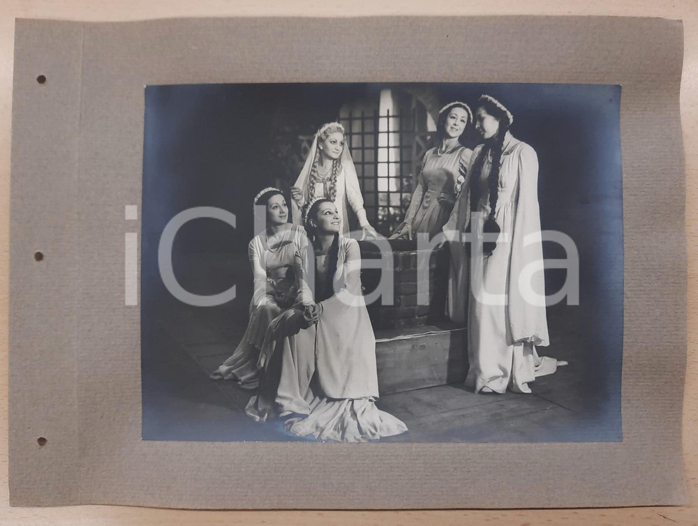 1938 ROMA - TEATRO "Francesca da Rimini" - Attrici durante il primo atto - Foto Fotografia d'epoca, montata su cartoncino morbido.La fotografia è stata realizzata in occasione dell'inaugurazione ufficiale dell'anno teatrale 1938-1939 del Teatro Argentina di Roma. FAIR/discreto Ondulature alle pagine, lievi aloni nella foto, fori da classificatore al margine sinistro Formato: 23x17 cm (foto) / 33x24 cm (cartoncino) originale e autentica 1