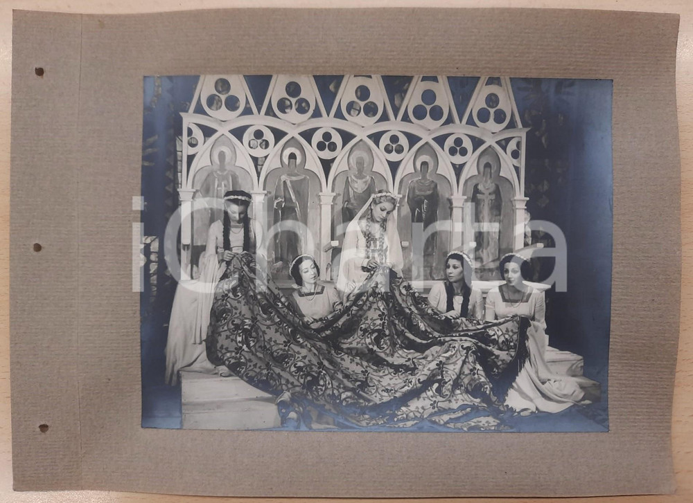 1938 ROMA - TEATRO "Francesca da Rimini" - Attrici durante il terzo atto - Foto Fotografia d'epoca, montata su cartoncino morbido.La fotografia è stata realizzata in occasione dell'inaugurazione ufficiale dell'anno teatrale 1938-1939 del Teatro Argentina di Roma. FAIR/discreto Ondulature alle pagine, lievi aloni nella foto, fori da classificatore al margine sinistro Formato: 23x17 cm (foto) / 33x24 cm (cartoncino) originale e autentica 1