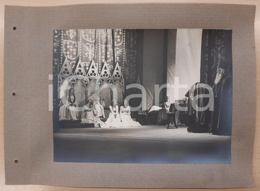 1938 ROMA - TEATRO "Francesca da Rimini" Attrici durante il terzo atto - Foto 1 Fotografia d'epoca, montata su cartoncino morbido.La fotografia è stata realizzata in occasione dell'inaugurazione ufficiale dell'anno teatrale 1938-1939 del Teatro Argentina di Roma. FAIR/discreto Ondulature alle pagine, lievi aloni nella foto, fori da classificatore al margine sinistro Formato: 23x17 cm (foto) / 33x24 cm (cartoncino) originale e autentica 1