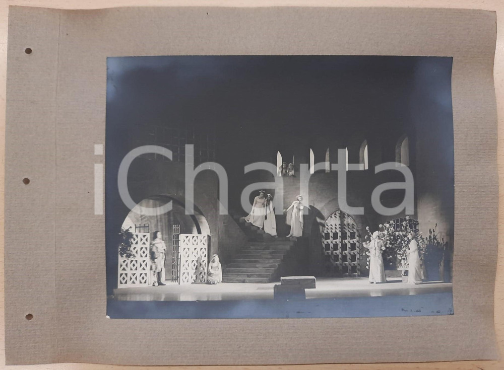 1938 ROMA - TEATRO "Francesca da Rimini" - Scena dello spettacolo - Foto (2) Fotografia d'epoca, montata su cartoncino morbido.La fotografia è stata realizzata in occasione dell'inaugurazione ufficiale dell'anno teatrale 1938-1939 del Teatro Argentina di Roma. FAIR/discreto Ondulature alle pagine, lievi aloni nella foto, fori da classificatore al margine sinistro Formato: 23x17 cm (foto) / 33x24 cm (cartoncino) originale e autentica 1