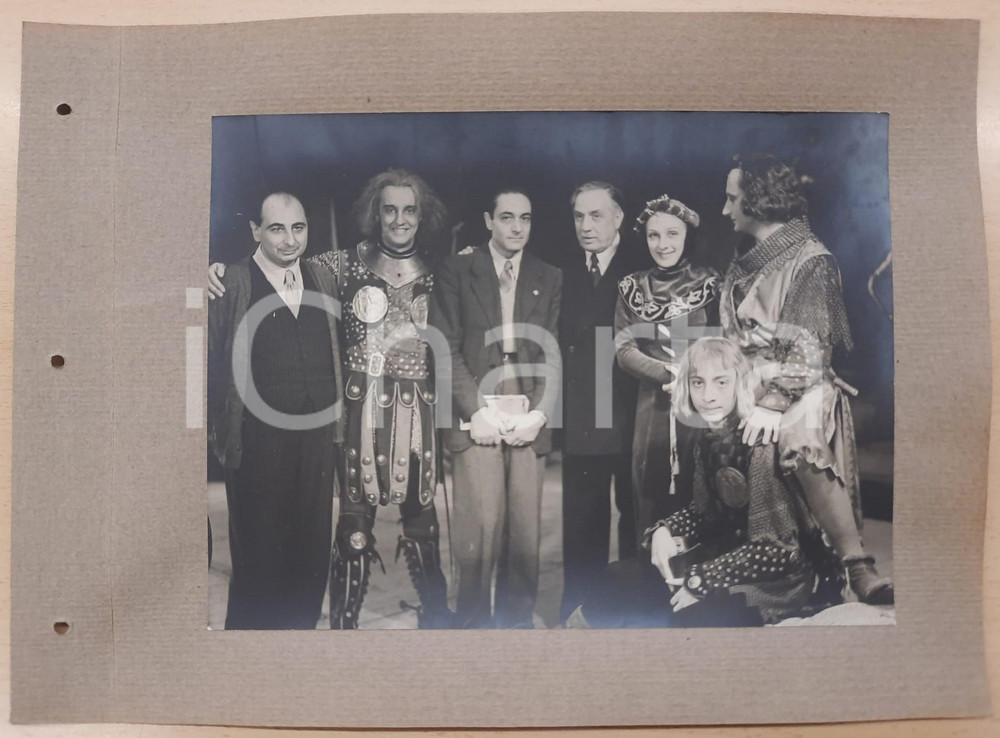 1938 ROMA - TEATRO "Francesca da Rimini" - Renato SIMONI Corrado PAVOLINI Foto Fotografia d'epoca, montata su cartoncino morbido.Nella fotografia compaiono inoltre Sandro Ruffini, Aroldo Tieri, Andreina Pagnini e Filippo Scelzo.La fotografia è stata realizzata in occasione dell'inaugurazione ufficiale dell'anno teatrale 1938-1939 del Teatro Argentina di Roma. FAIR/discreto Ondulature alle pagine, lievi aloni nella foto, fori da classificatore al margine sinistro Formato: 23x17 cm (foto) / 33x24 cm (cartoncino) originale e autentica 1