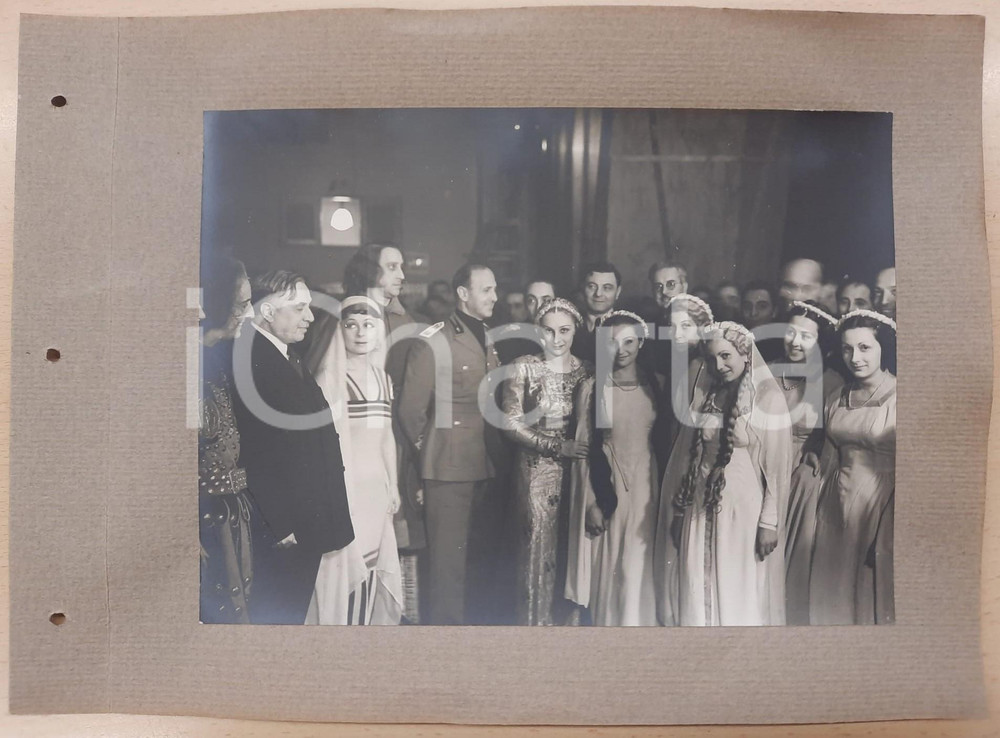 1938 ROMA - TEATRO Dino ALFIERI alla prima di "Francesca da Rimini" Foto Fotografia d'epoca, montata su cartoncino morbido.Nella fotografia compaiono inoltre Renato Simoni, Sandro Ruffini e Andreina Pagnini.La fotografia è stata realizzata in occasione dell'inaugurazione ufficiale dell'anno teatrale 1938-1939 del Teatro Argentina di Roma. FAIR/discreto Ondulature alle pagine, lievi aloni nella foto, fori da classificatore al margine sinistro Formato: 23x17 cm (foto) / 33x24 cm (cartoncino) originale e autentica 1