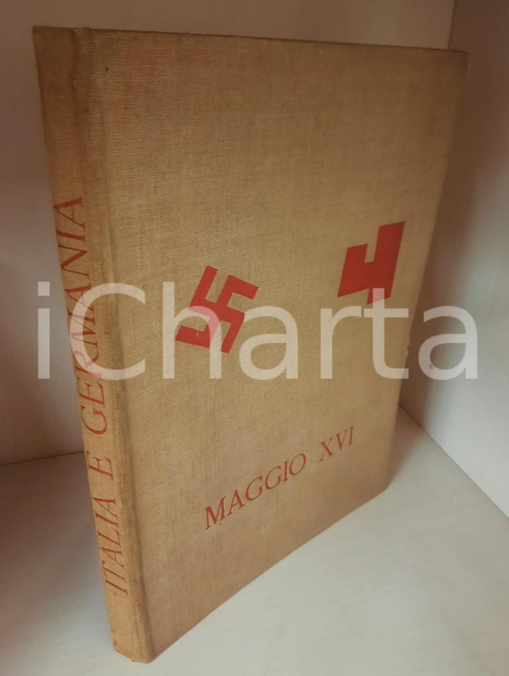 1938 ITALIA E GERMANIA - Maggio XVI *Ed. ULPIANO ILLUSTRATO Volume rilegato in piena tela con simboli nazi-fascisti e titoli incisi in rosso al piatto e al dorso, realizzato per documentare le relazioni tra Italia e Germania nel 1938. PAGINE: 89 + numerose tavole fotografiche fuori testo EDITORE: Ulpiano - Roma POOR/danneggiato buone condizioni generali, ma danni alla legatura visibili nelle immagini, che interessano le prime e le ultime pagine Formato: 22x31 cm originale e autentica 1