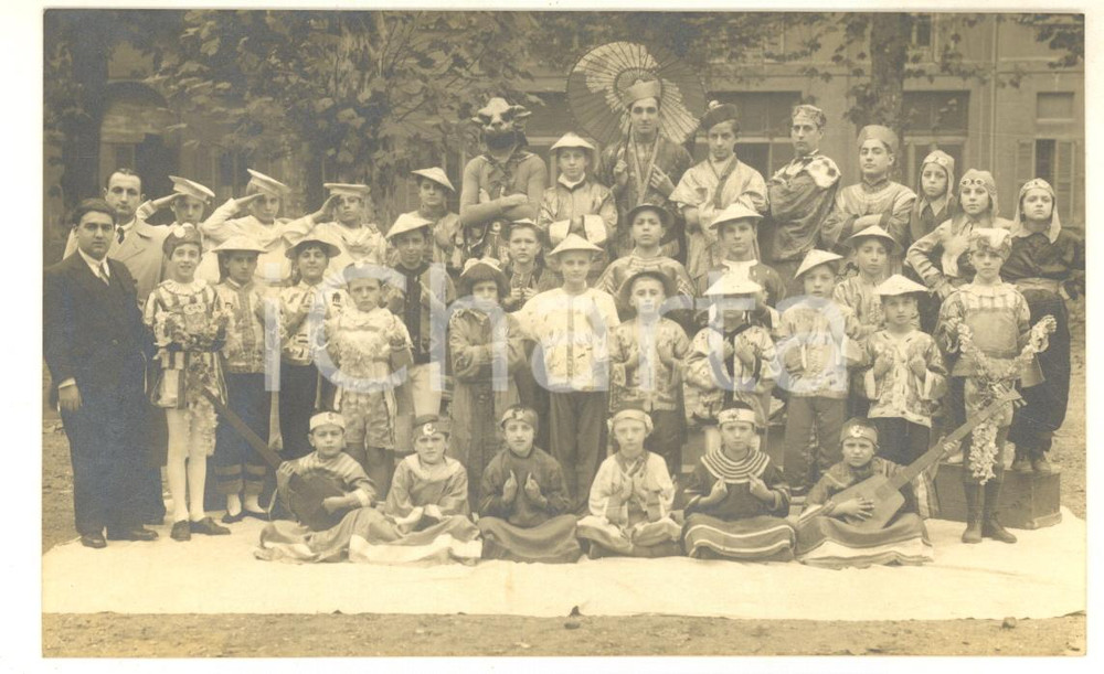 1930 ca MILANO Recita scolastica a tema orientale - Foto F. MARINO RARA 14x9 cm Fotografia originale d'epoca, in formato cartolina postale.FOTOGRAFO: F. Marino - Milano, corso Garibaldi 27 GOOD/buono  Formato: 14x9 cm originale e autentica 1