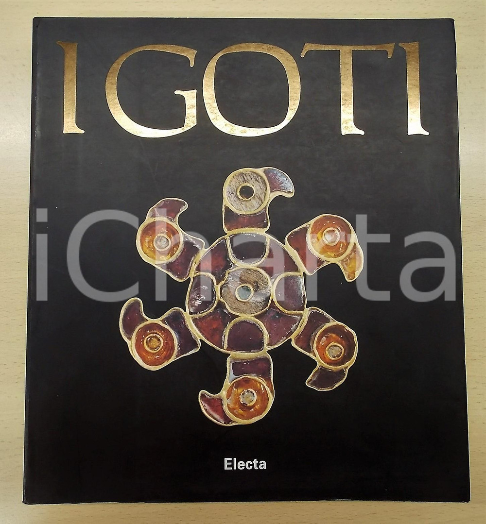 1994 MILANO I Goti *Catalogo della mostra a Palazzo Reale - Ed. ELECTA Brossura editoriale. EDITORE: Electa Lombardia - MilanoDIMENSIONI: 25x28 cmPAGINE: 399 CONDIZIONI: FAIR (buone condizioni interne, ma piegature da lettura al dorso, lievi gualciture alla coperta e fioriture al taglio)    originale e autentica 1