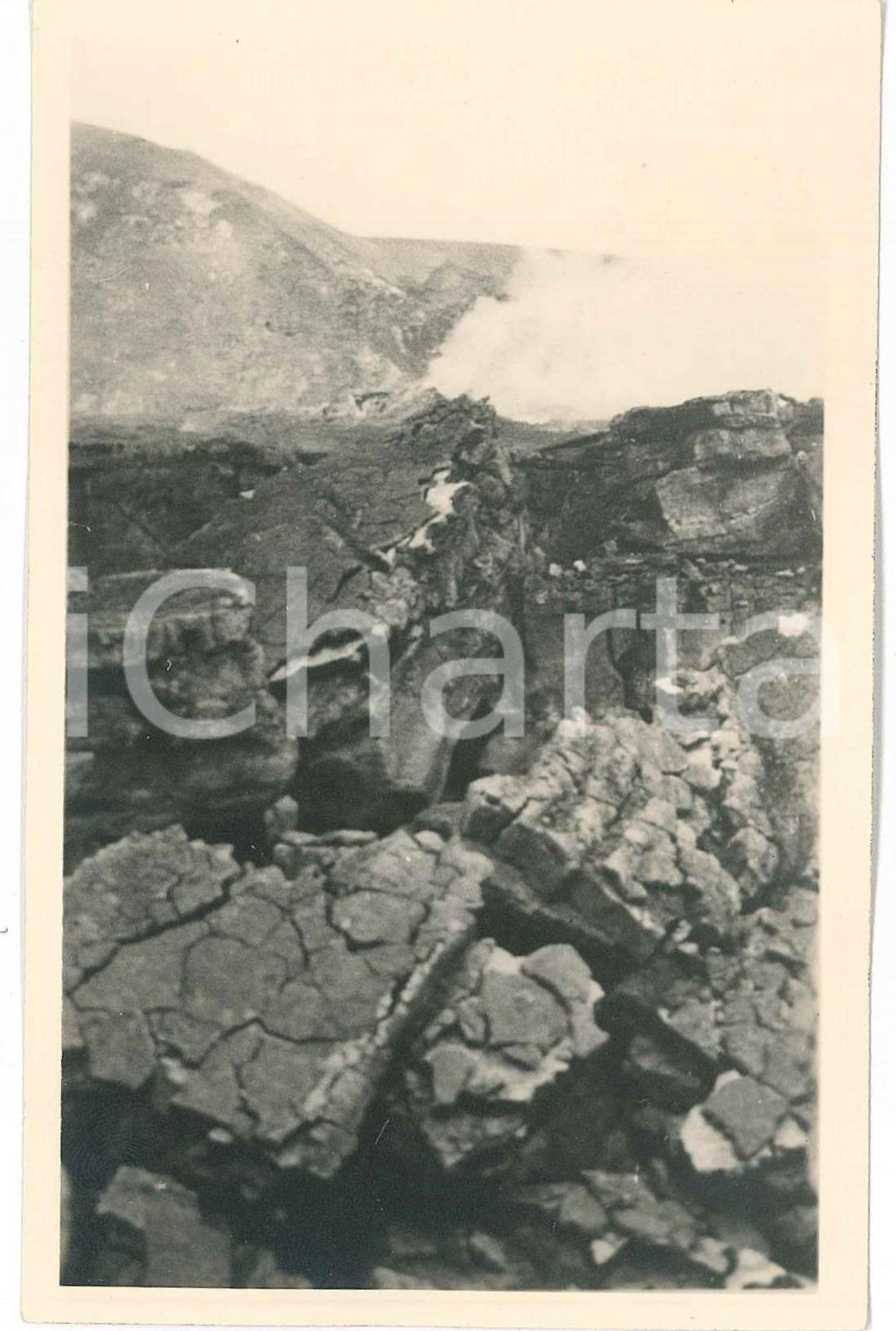 1930 ZAGOURSKI Â«L'Afrique qui disparaÃ®tÂ» KIVU - Volcan NYAMURAGIRA Postcard (4)  Fotocartolina postale d'epoca, appartenente alla serie &laquo;L'Afrique qui dispara&icirc;t&raquo; del fotografo Casimir Zagourski (L&eacute;opoldville).N&deg; 87, non viaggiata.Timbro ulteriore al verso del fotografo Henri Nicaise - Namur.CONDIZIONI: G FORMATO: 9x14 cm    originale e autentica 1