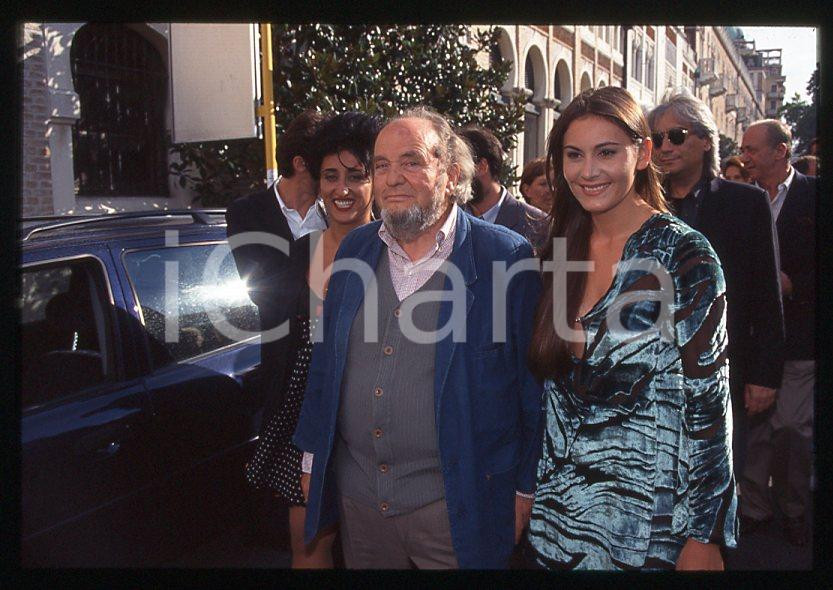 1995 ca Marco FERRERI Lucianna DE FALCO Sabrina LA LOGGIA - 35 mm vintage slide Diapositiva d'epoca, in formato 35 mm.CONDIZIONI: GOODE' severamente vietata la riproduzione. Tutti i diritti sono riservati.ICharta mette in vendita, sul negozio eBay e in esclusiva sul sito "icharta" il proprio archivio composto da numerose diapositive e negativi fotografici d'epoca, tutti originali e autentici, che attraversano la storia del costume italiano tra gli la fine degli anni Sessanta e Novanta.Si tratta di uno sguardo inedito sull'attualità , la politica, la vita quotidiana, il gossip e la cultura, che fotografa il cambiamento della nazione in quest'ultimo scorcio del XX secolo.Un'occasione unica per il mercato del collezionismo, che vede finalmente disponibile un archivio eccezionale per vastità , tematiche e condizioni, in un settore (il negativo fotografico e la diapositiva) di assoluta novità e dalle interessanti prospettive di investimento. GOOD/buono   originale e autentica 1