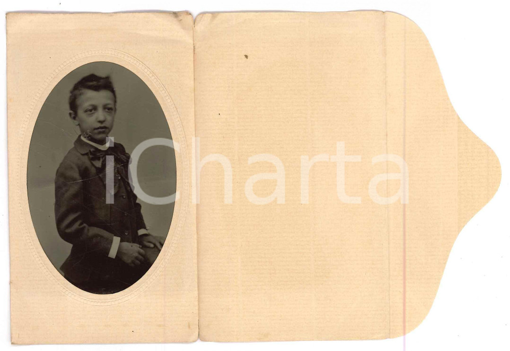 1890 ca ITALIA Ritratto di un ragazzino - Foto FERROTIPIA 6x9 cm  Fotografia originale d'epoca, su lastra metallica.Con custodia in carta leggera. FAIR/discreto Lievi graffi e segni di usura Formato: 6x9 cm originale e autentica 1