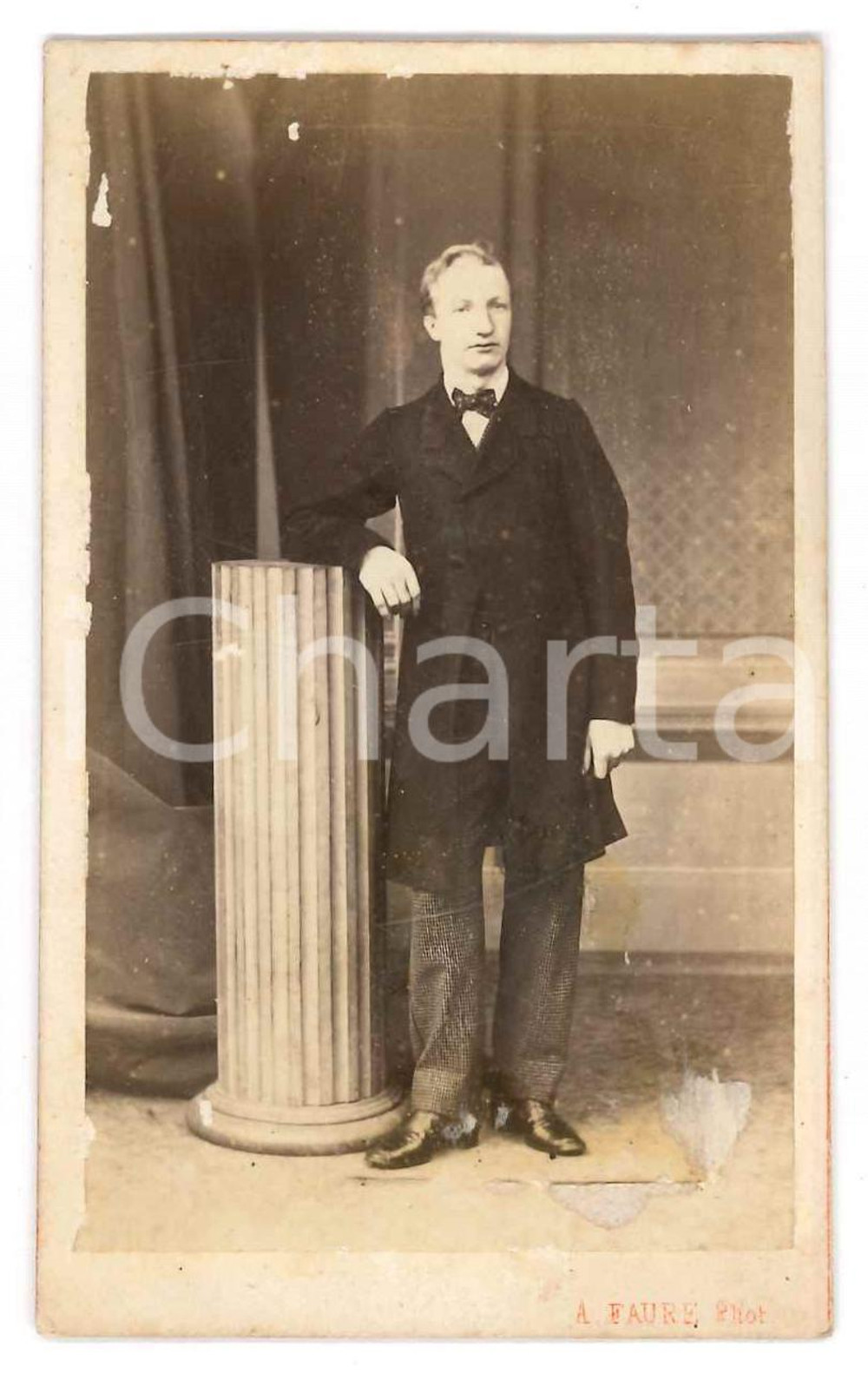 1890 ca LILLE (F) Giovane uomo in posa con colonna - Foto A. FAURE - CDV  Fotografia originale d'epoca, montata su cartoncino.FOTOGRAFO: A. Faure - Lille POOR/danneggiato Esteso residuo di incollatura al recto, abrasioni ai margini Formato: 6x10 cm originale e autentica 1