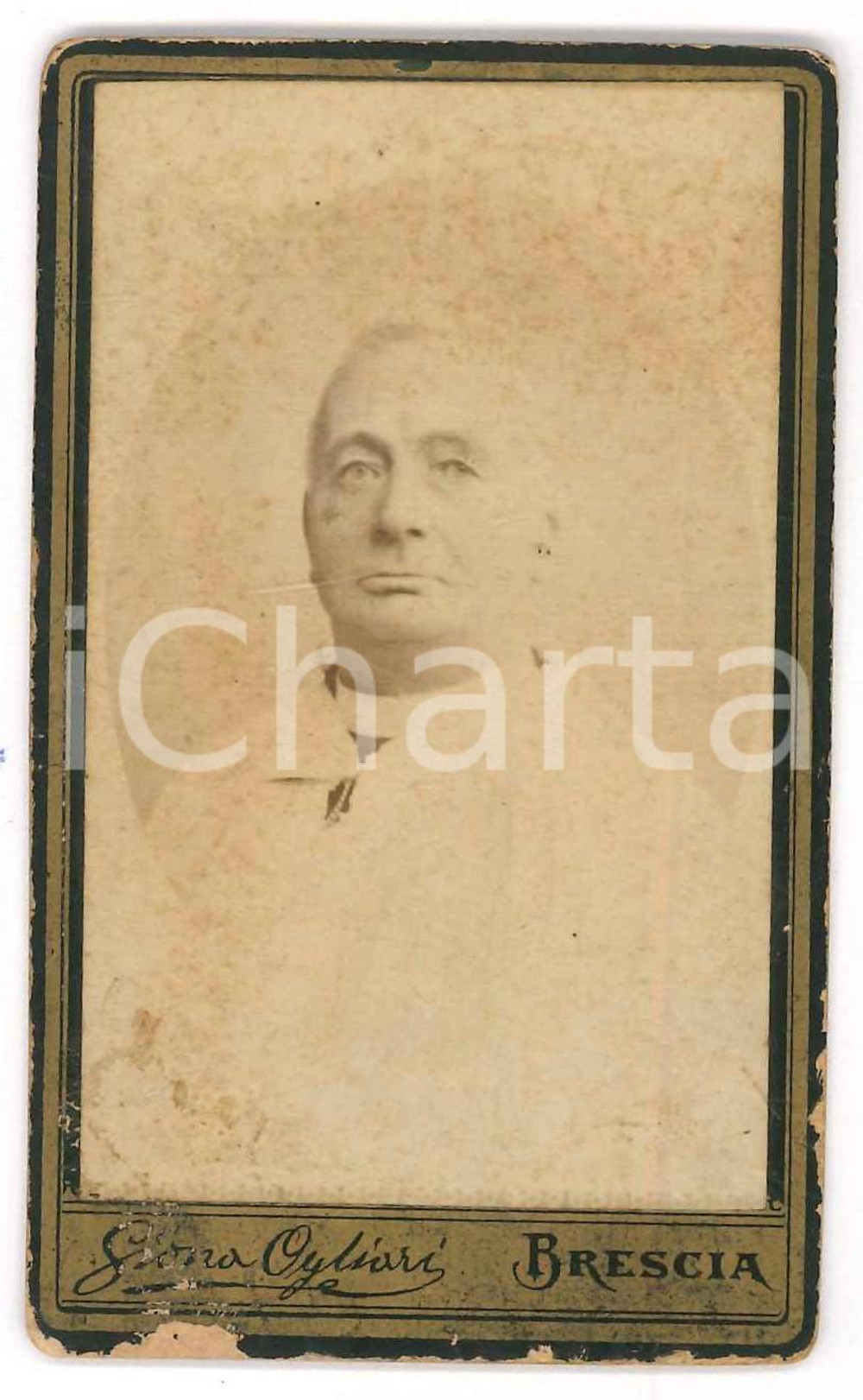 1890 ca BRESCIA Ritratto di un sacerdote - Foto Giona OGLIARI - CDV  Fotografia originale d'epoca, montata su cartoncino rigido.FOTOGRAFO: Giona Ogliari - Brescia POOR/danneggiato Bruniture diffuse, abrasioni al margine inferiore, gualciture Formato: 6x10 cm originale e autentica 1